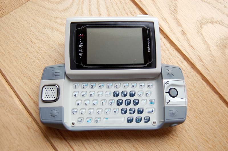 Illustration for article titled Unboxed: Our Shots of the Sidekick iD